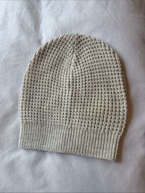 Aritzia Main Character Beanie in Cream